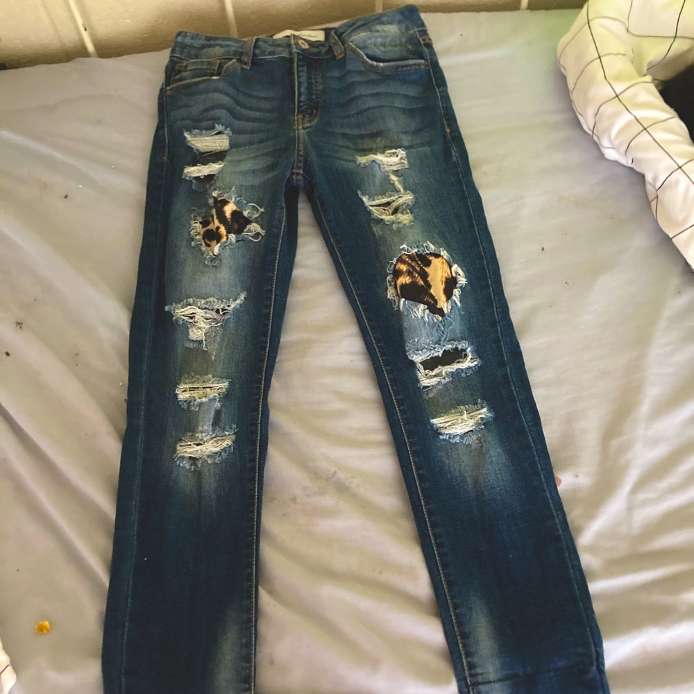 Distressed skinny jeans with leopard patches